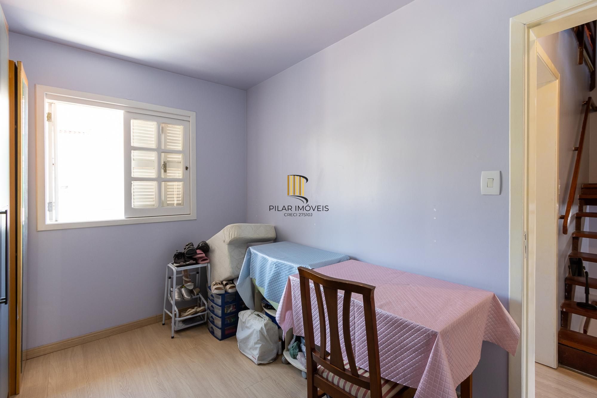 Casa de condomínio, de 3 dormitórios, 1 suíte e 2 vagas de garagem.