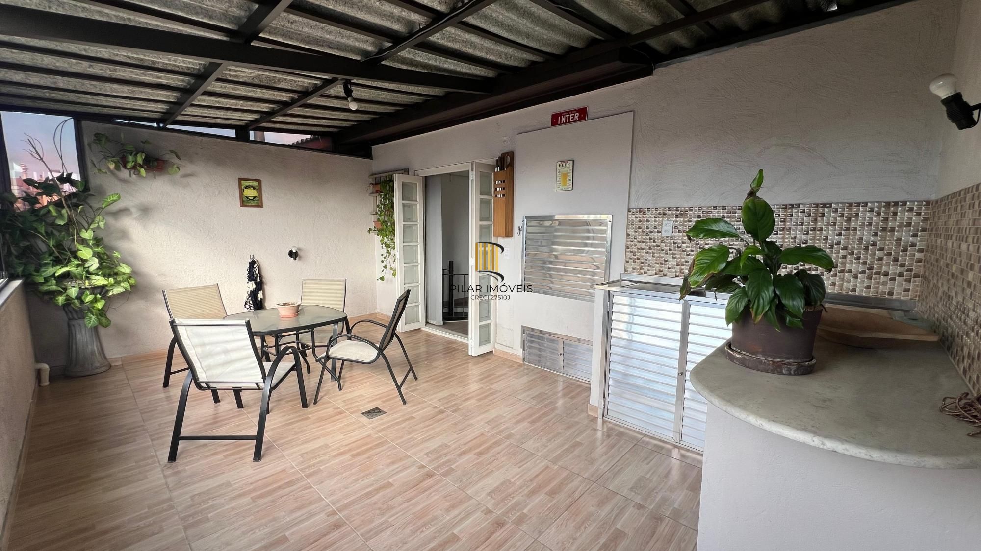 Cobertura no bairro Menino Deus com 01 dormitório sendo suíte