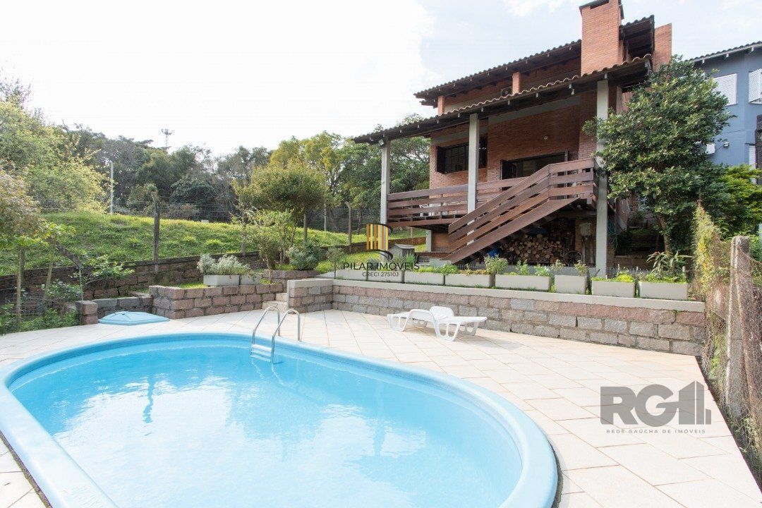 Casa para Venda - 220m², 3 dormitórios, sendo 2 suites, 5 vagas - Espirito Santo