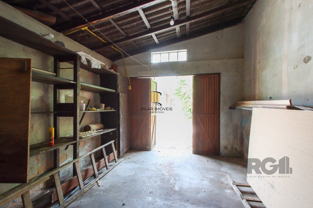 Casa mista com 4 dormitórios, 2 banheiros, 1 lavabo e 3 vagas a uma quadra da Av. Guaíba
