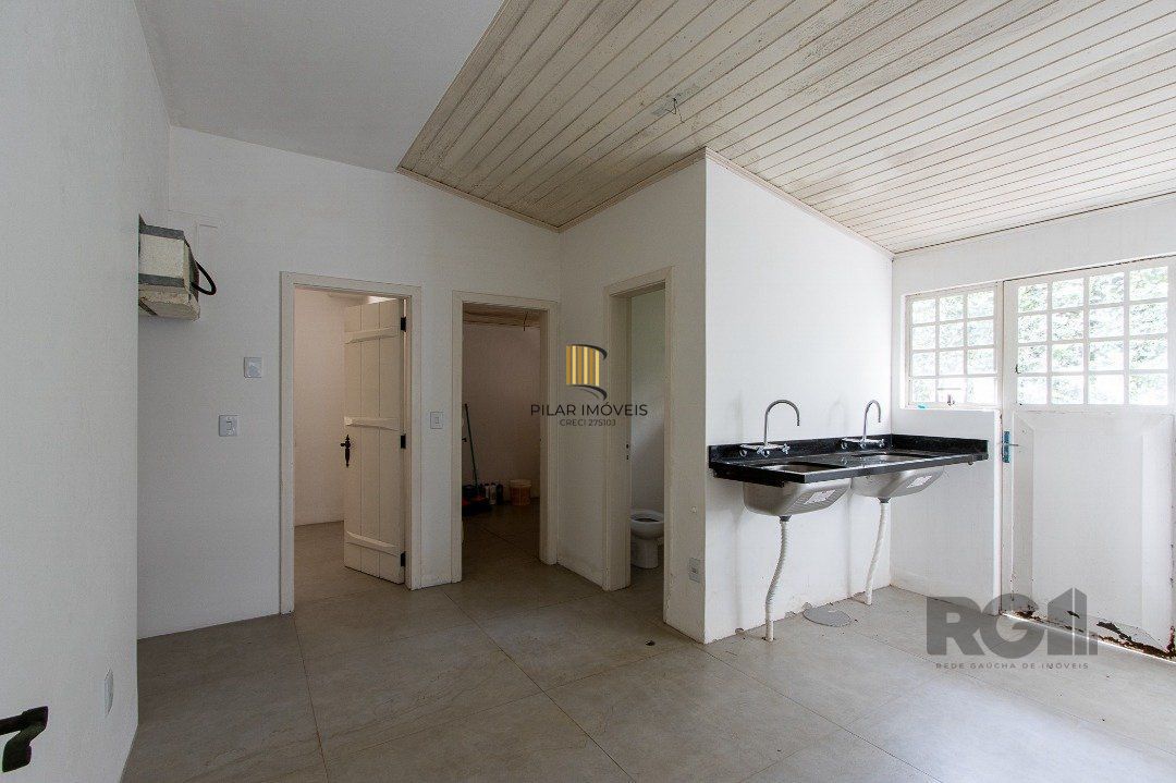 Casa Condomínio a Venda - 880m², 5 dormitórios, sendo 2 suítes, a master com lareira, 4 vagas - Cavalhada