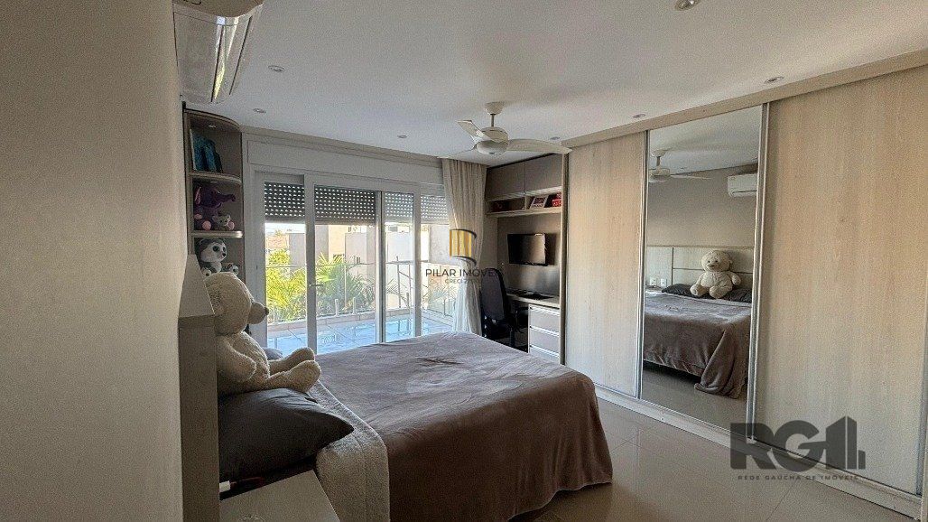 Casa em condomínio com 4 suítes, 4 vagas de garagem, pátio com piscina