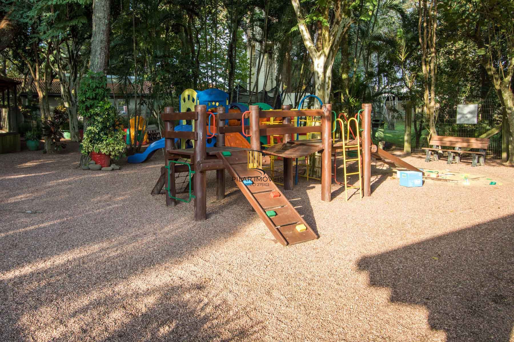 A casa conta com 434m2 de área construída, mas com um aproveitamento total dos 1.012m2 do lote