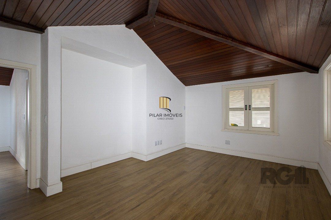 Casa Condomínio a Venda - 880m², 5 dormitórios, sendo 2 suítes, a master com lareira, 4 vagas - Cavalhada