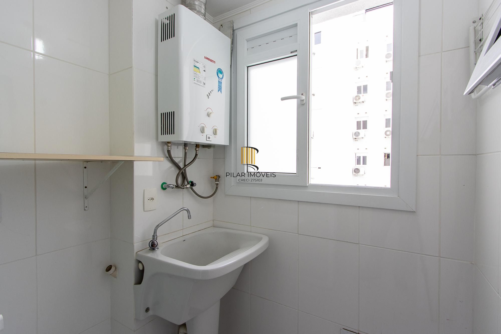 Apartamento de 2 dormitórios com suíte, churrasqueira e infraestrutura completa na Zona Sul de Porto Alegre.