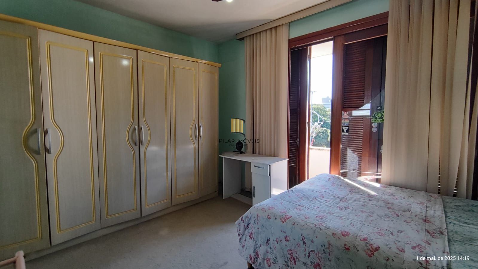 Apartamento de 4 dormitórios, 2 suítes, living amplo e arejado com sacada.