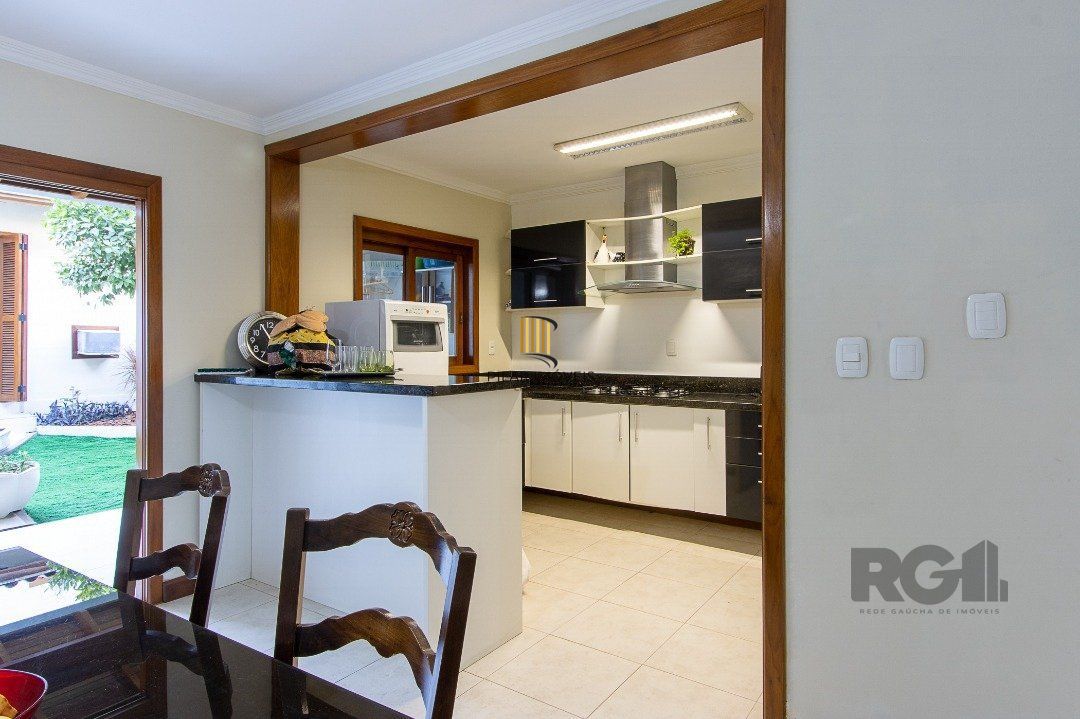 Casa para Venda - 300m², 5 dormitórios, sendo 1 suites, 4 vagas - Portal do Guarujá