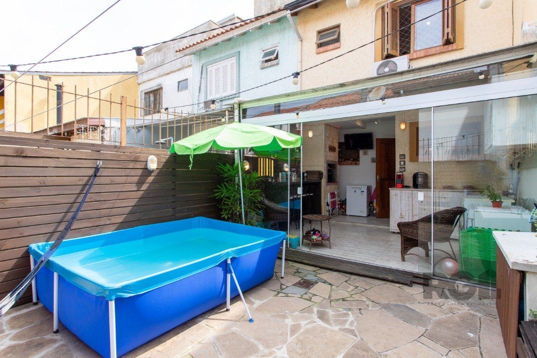 A casa possui 78m² de área construída, com um adicional de 20m²