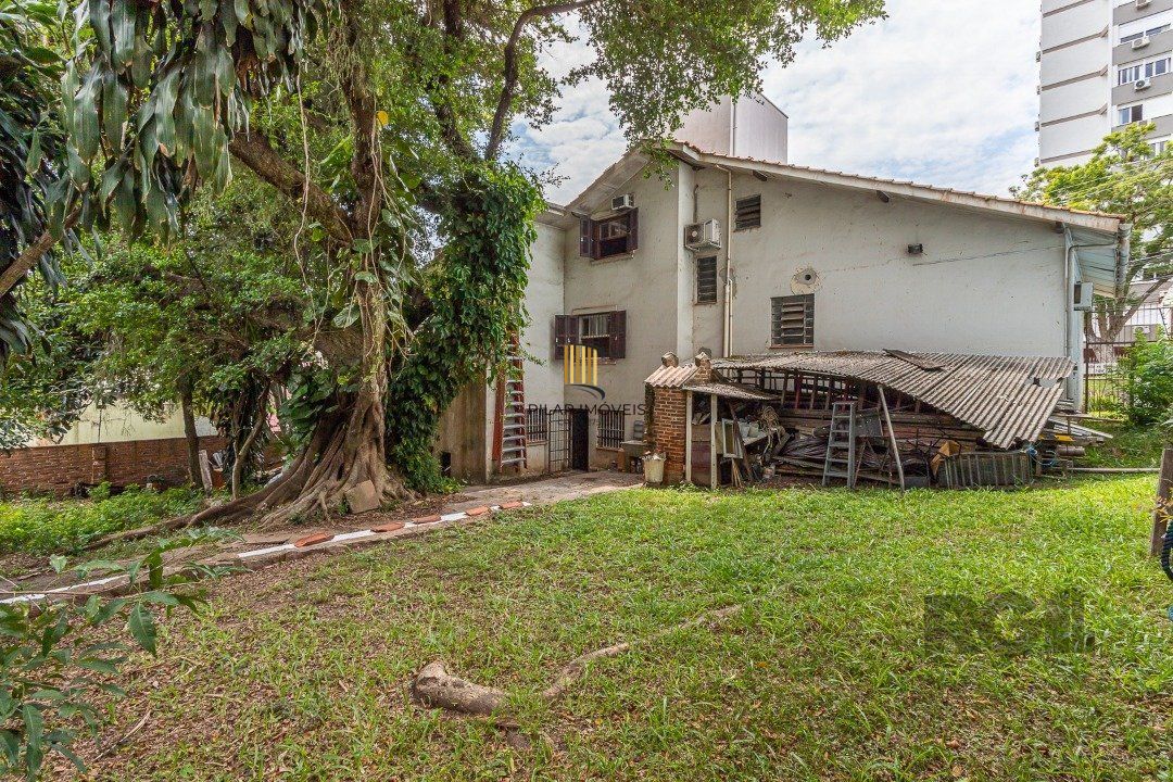 Casa  4 dormitórios, sendo 1 suíte no bairro Menino Deus em Porto Alegre
