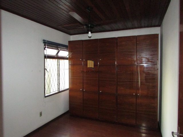 Casa térrea, com 3 dormitórios, 1 suíte, no bairro Nonoai.