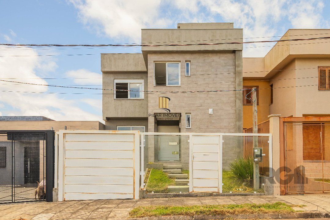 Sobrado, 185 metros quadrados privativo, com 3 quartos, 1 suíte, Living e cozinha integrados, lareira, churrasqueira, lavabo e 2 vagas de garagem.                       e 2 vagas de garagem - Pilar Imóveis