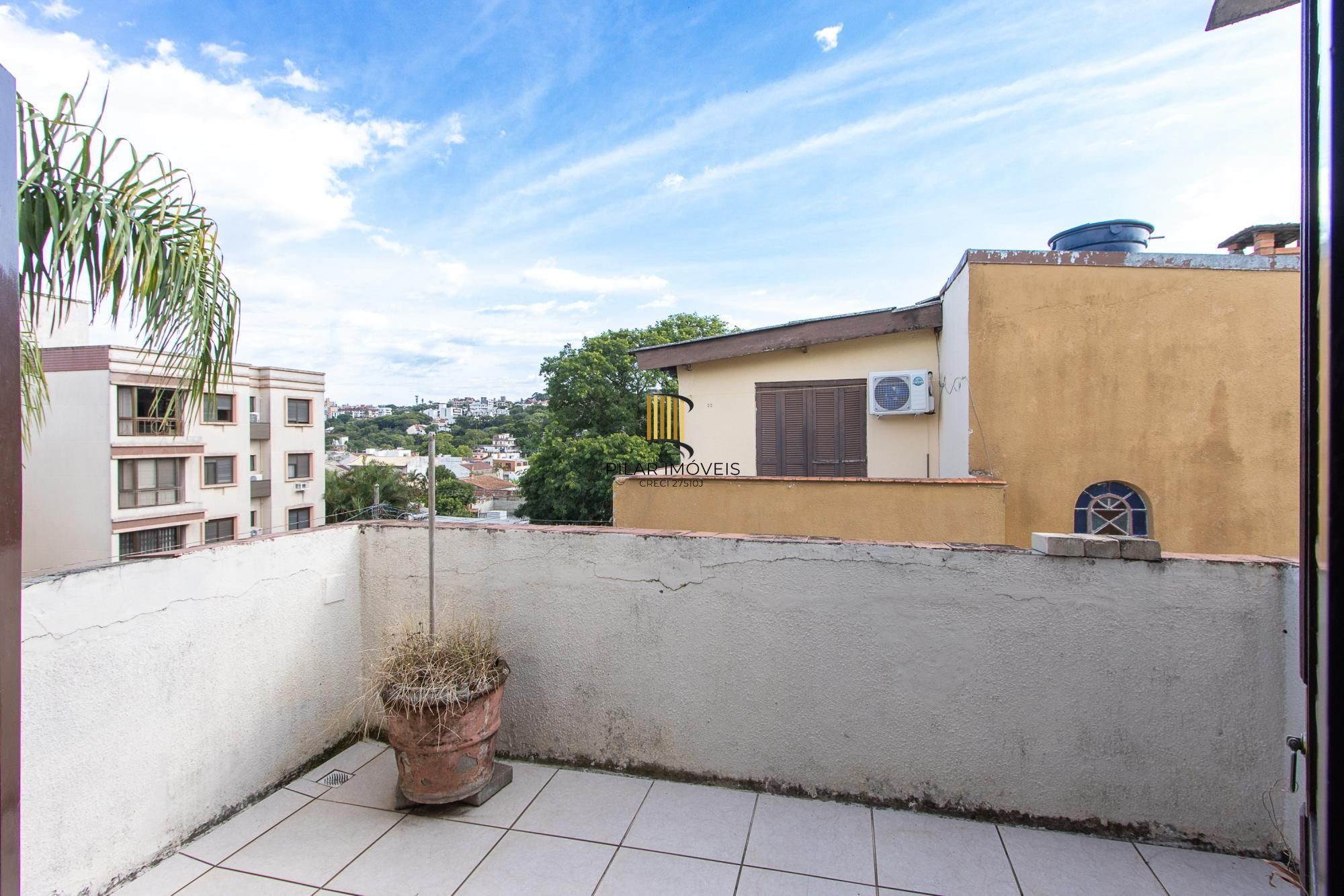 Casa de condomínio, 3 dormitórios, 1 suíte, 1 vaga coberta, no bairro Cristal.
