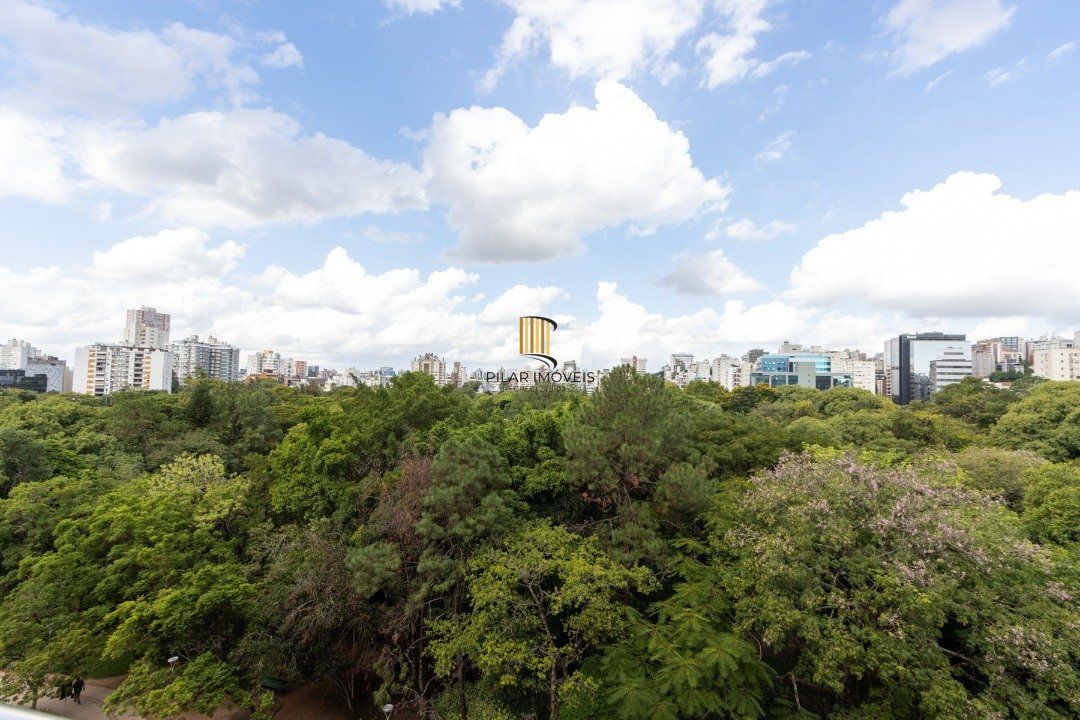 Apartamento mobiliado, com cerca de 256,42m² privativos e com 3 suítes,