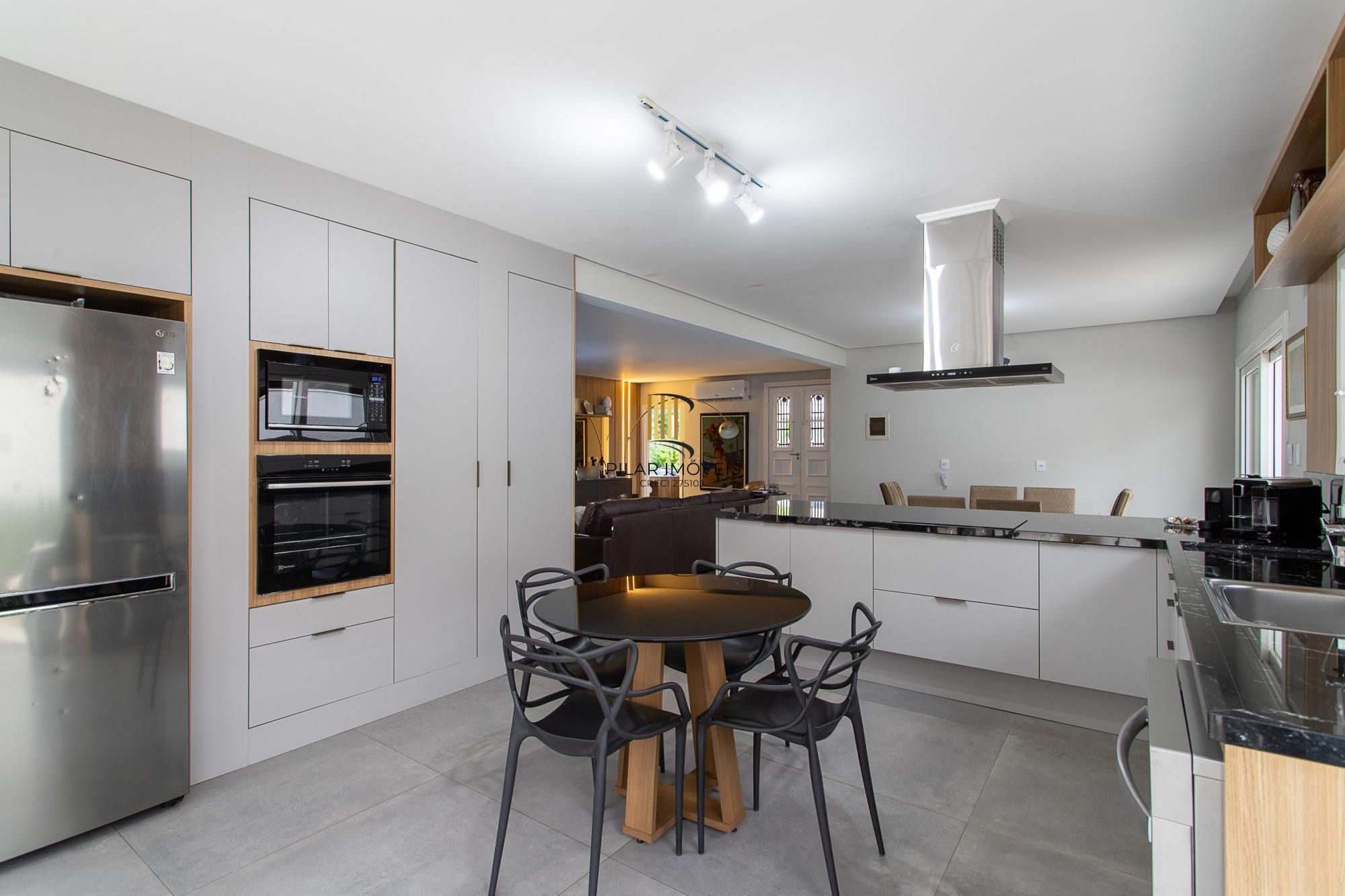 Casa térrea no Condominio Terra Ville, com patio e piscina.