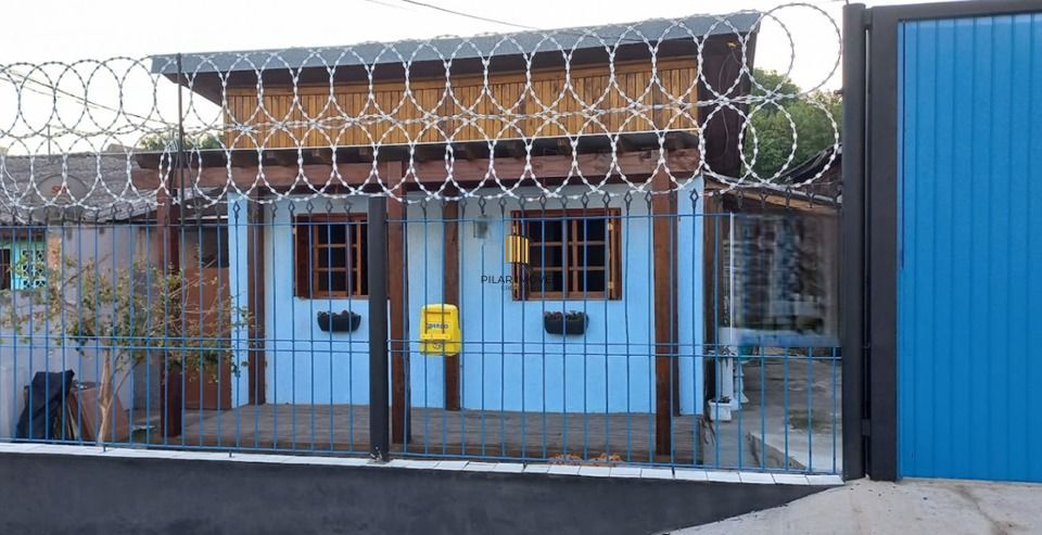Casa térrea de 2 dormitórios, living, cozinha, churrasqueira, área de serviço, banheiro social, vaga para 2 automóveis.