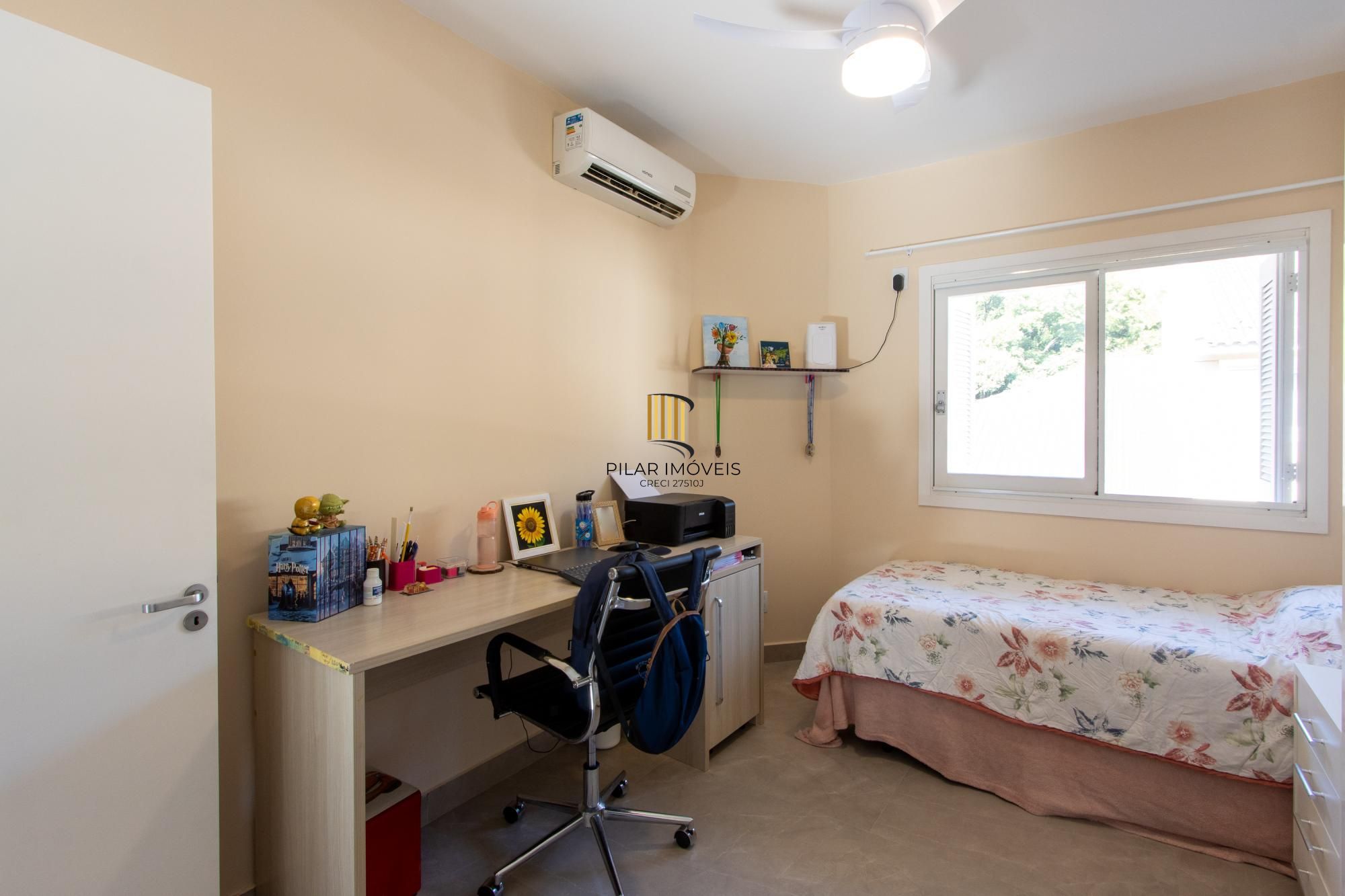 Casa em condomínio, com 3 quartos, com suíte, 2 vagas cobertas, churrasqueira, no Bairro Nonoai.