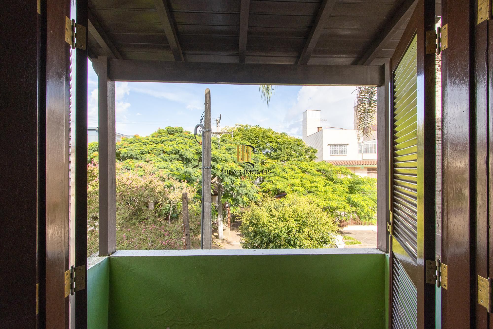 Casa de condomínio, 3 dormitórios, 1 suíte, 1 vaga coberta, no bairro Cristal.