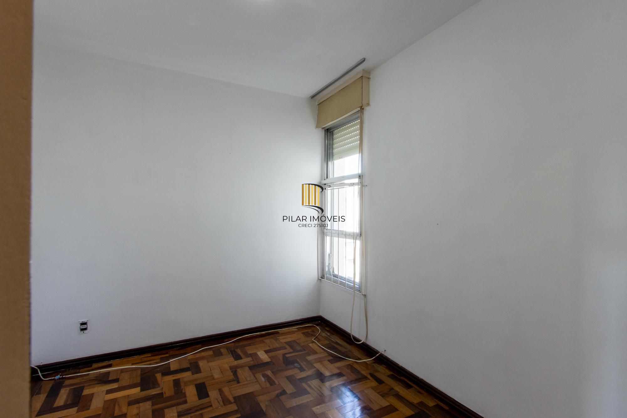 Apartamento de 3 quartos reformado, 1 banheiro - Bairro Camaquã.