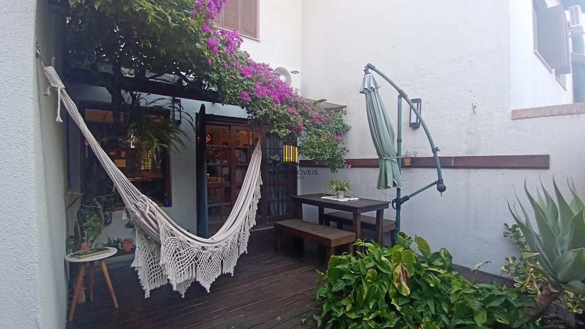 Casa de Condomínio com 3 Suítes, no bairro Tristeza