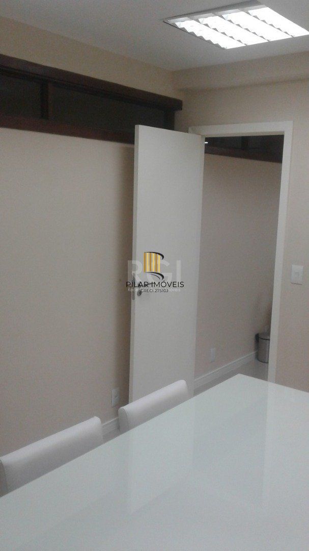 Com uma área privativa de 77.9m² e área total de 110.3m², essa sala é perfeita