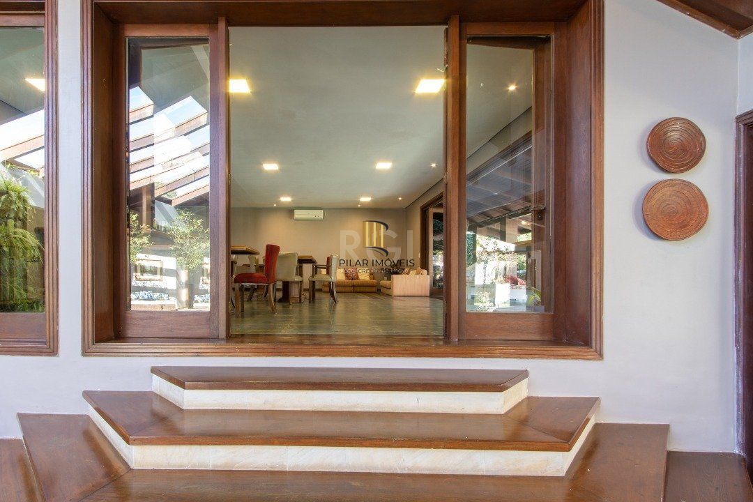 Casa de Condomínio 8 dormitórios no bairro Cavalhada