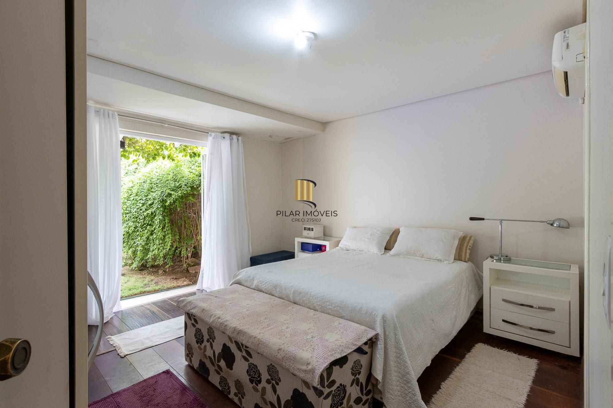 Casa térrea, 2 dormitórios, 1 suíte e 2 vagas no bairro Aberta dos Morros.