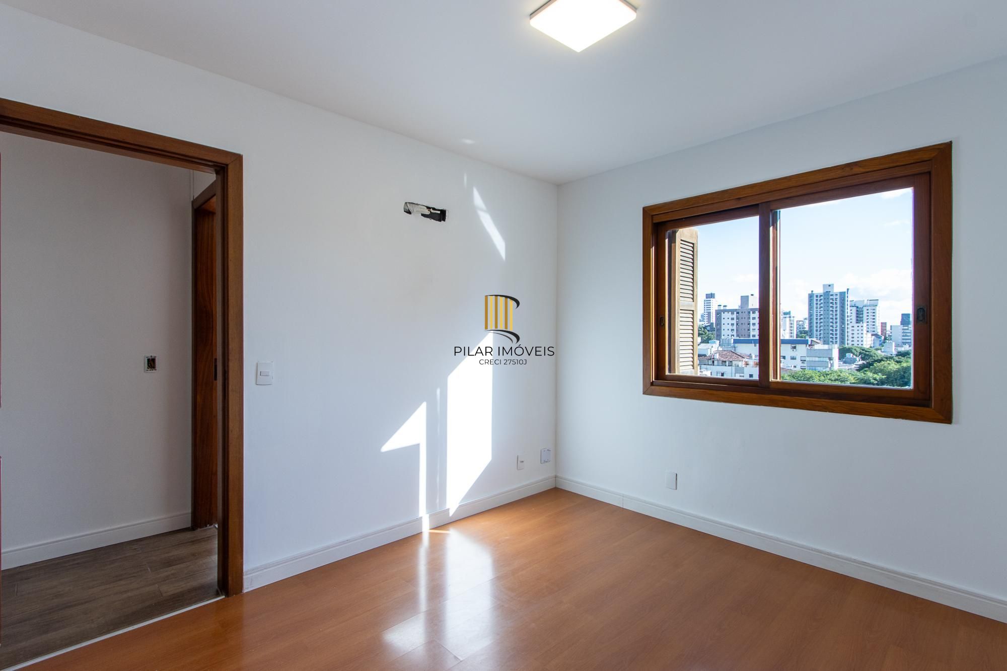 Apartamento com 114.02m², 3 dorm, Petrópolis com lareira e churrasqueira