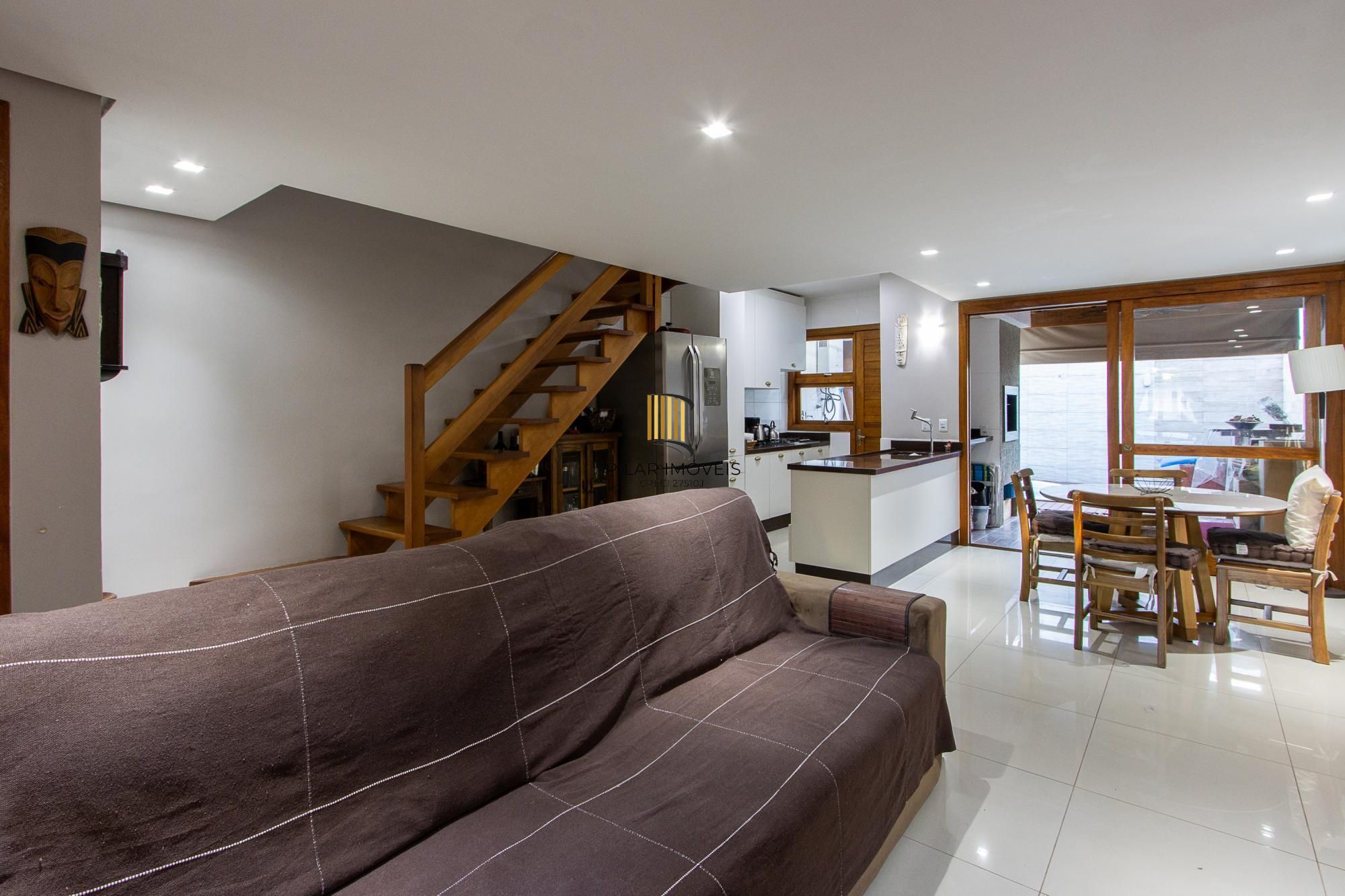 Casa de condomínio, 3 quartos, 1 suíte, piscina e 2 vagas de garagem;