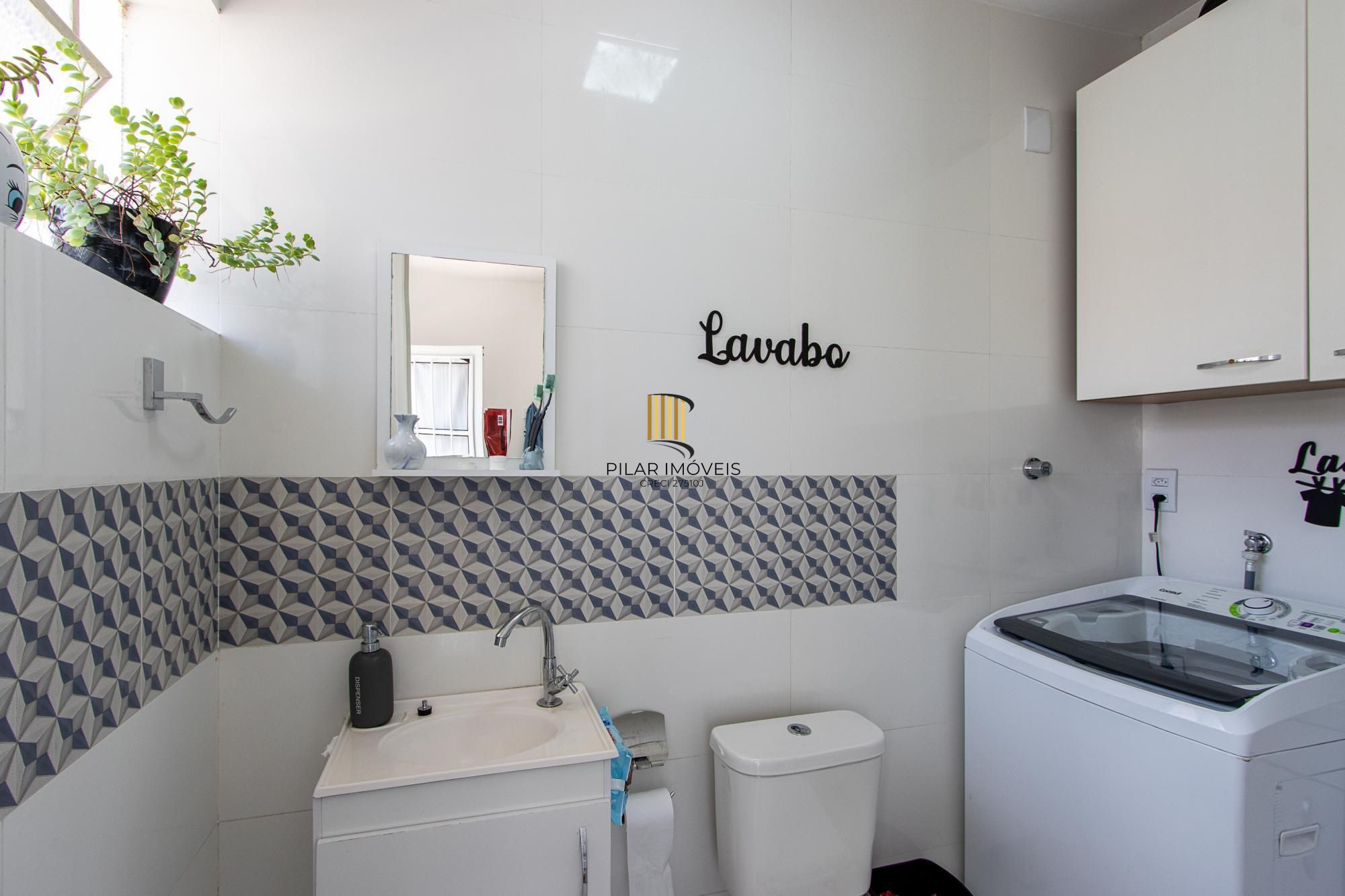 Linda casa totalmente reformada, 3 quartos (1 suite), 2 vagas cobertas - Bairro Nonoai