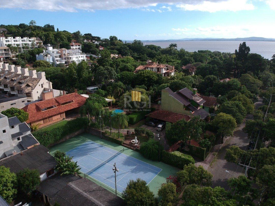 Casa para Venda - 418m², 5 dormitórios, sendo 1 suites, 6 vagas - Tristeza