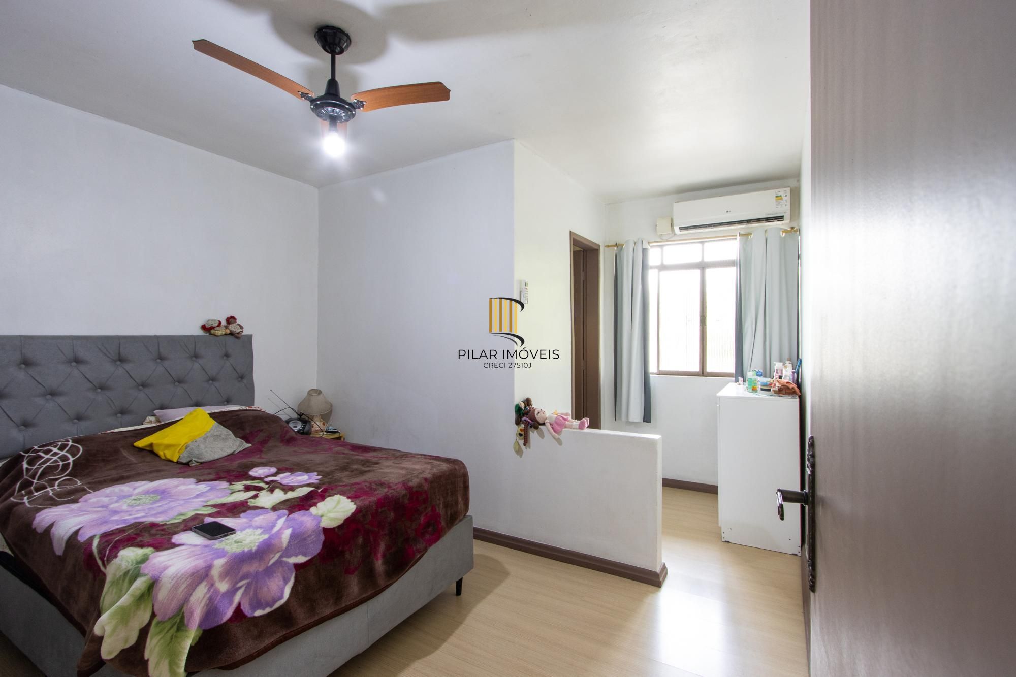 Casa ampla de 2 pavimentos com 4 dormitórios, 1 suite e 4 vagas no bairro Santa Tereza!