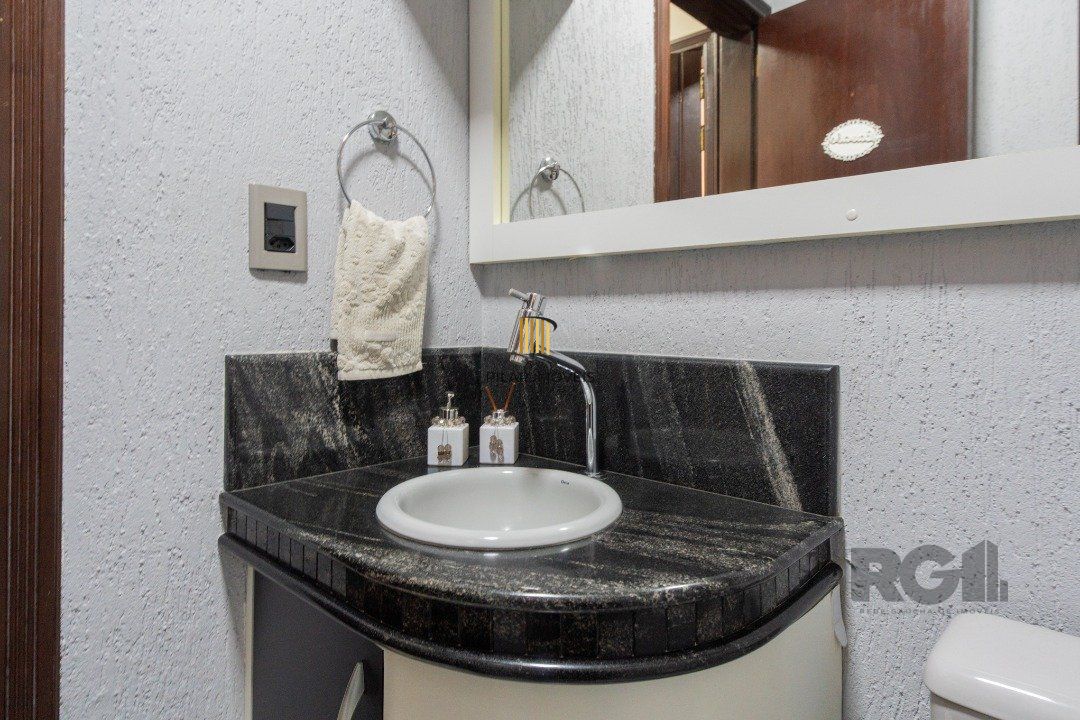 Casa 3 dormitórios no bairro Hípica