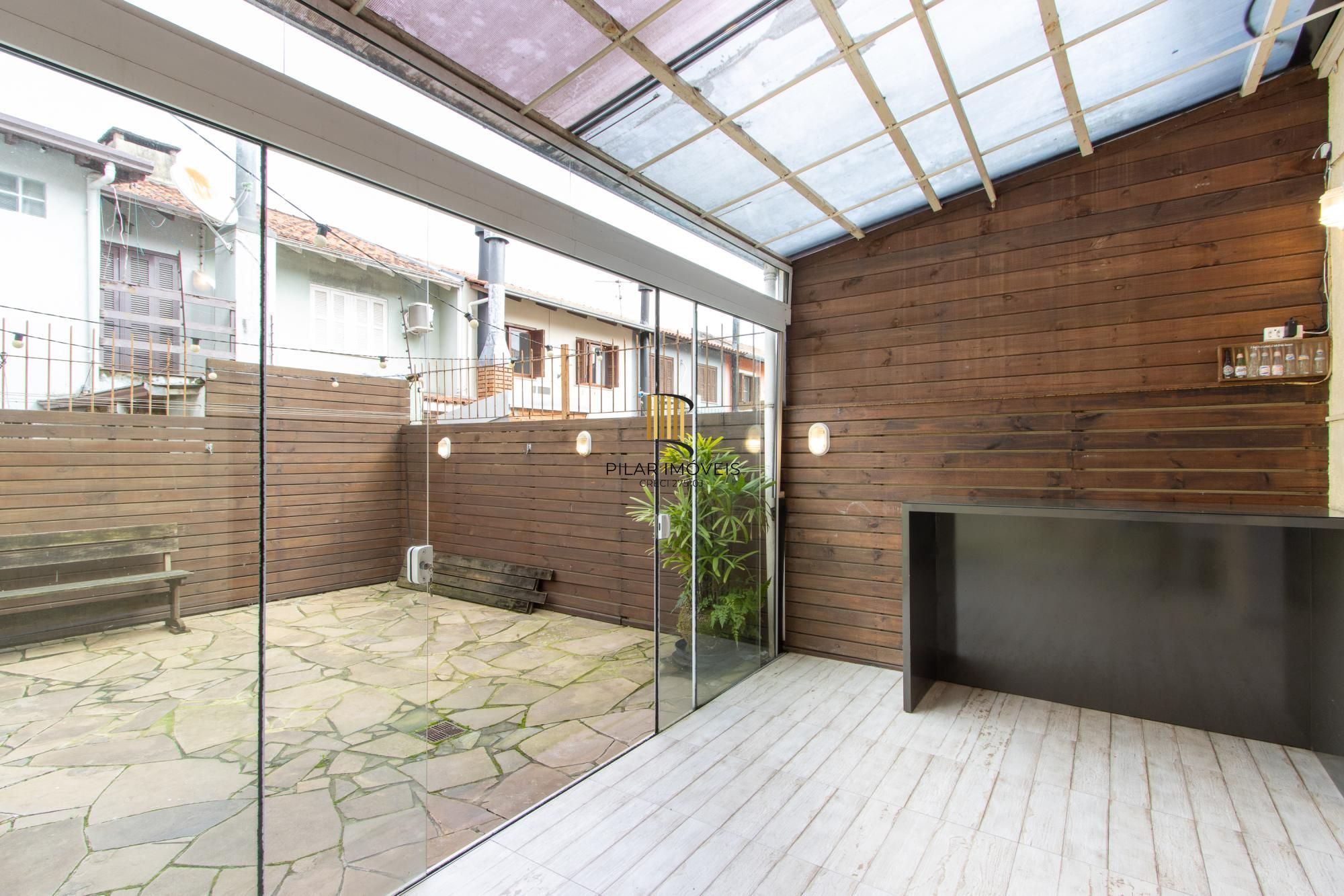 A casa possui 78m² de área construída, com um adicional de 20m²