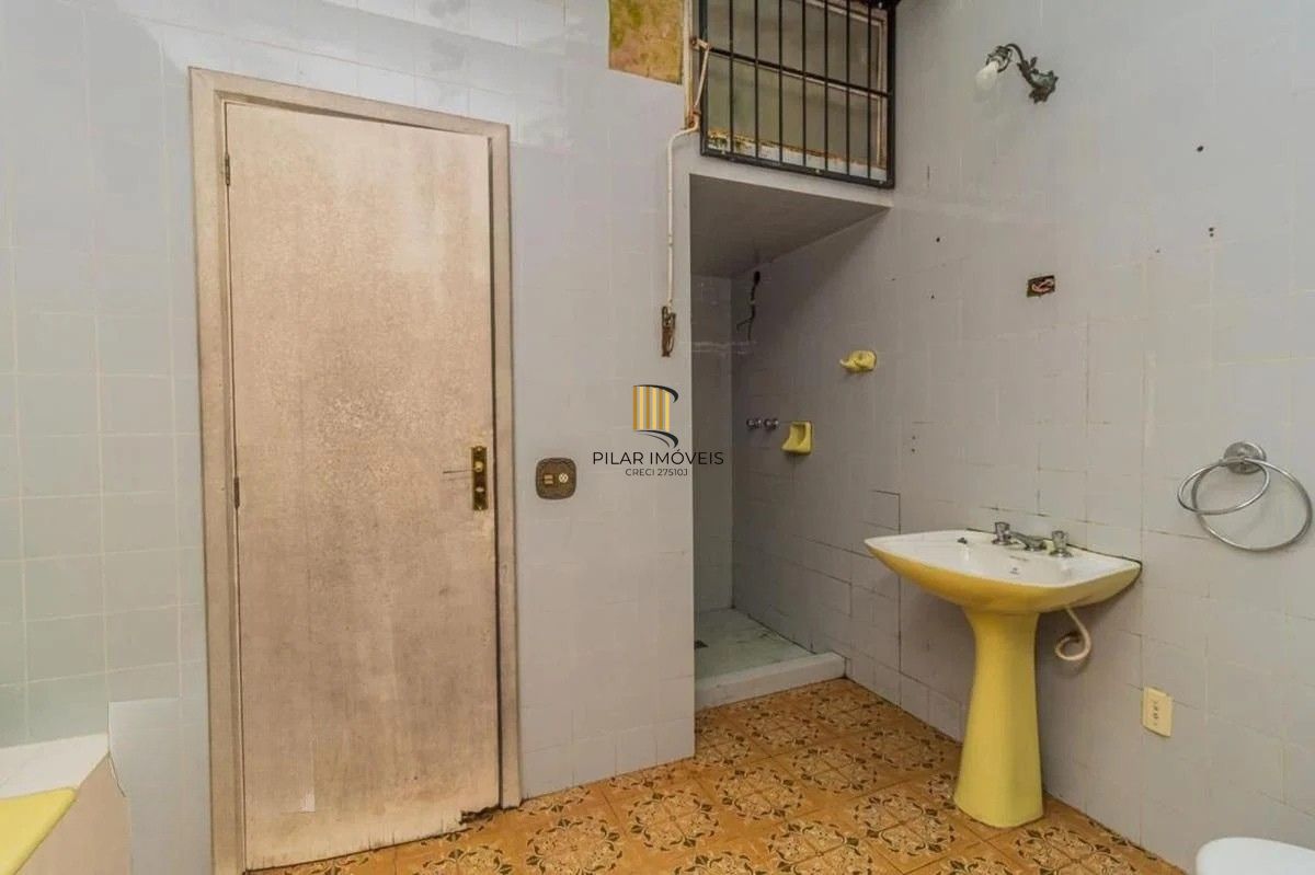 Casa com 5 dormitórios e 3 vagas no bairro Assunção