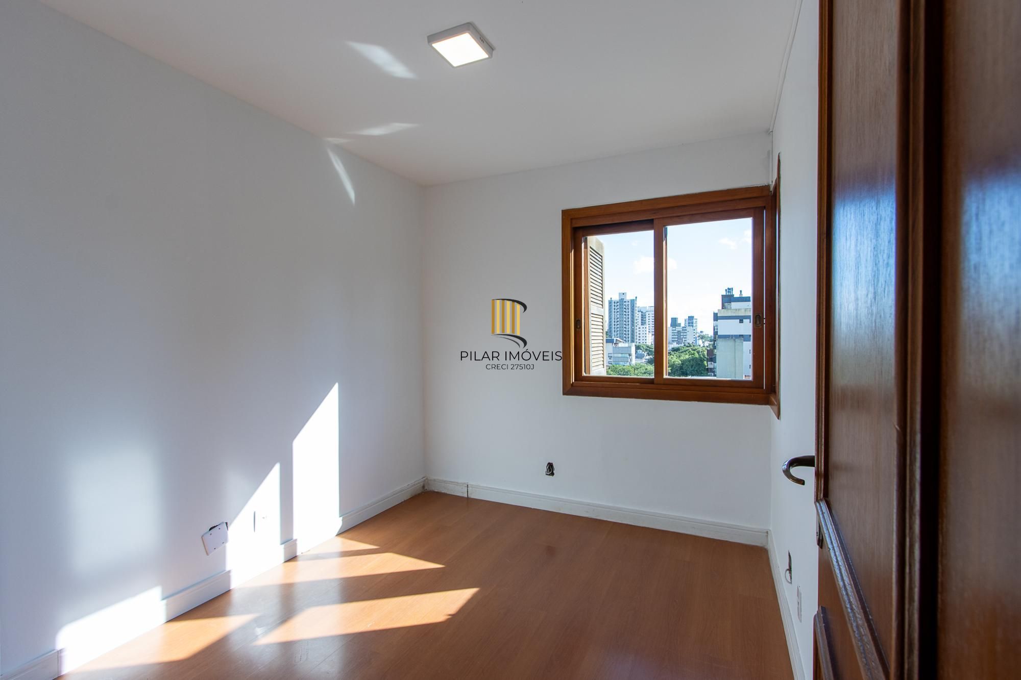 Apartamento com 114.02m², 3 dorm, Petrópolis com lareira e churrasqueira