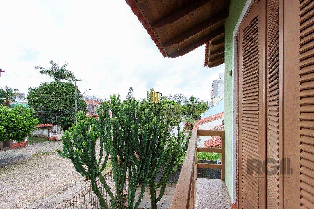 Excelente Casa Tipo Sobrado de alvenaria