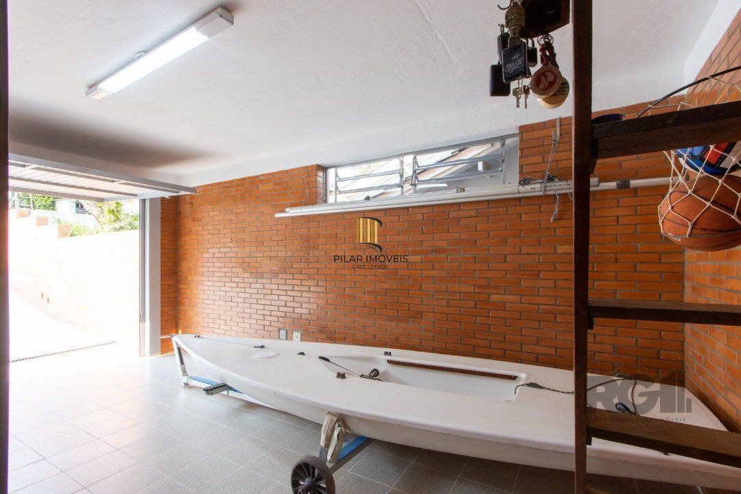 Casa para Venda - 220m², 3 dormitórios, sendo 2 suites, 5 vagas - Espirito Santo