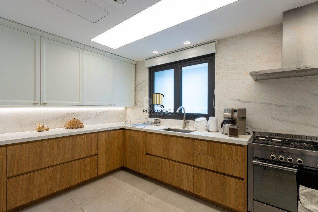 Apartamento mobiliado, com cerca de 256,42m² privativos e com 3 suítes,