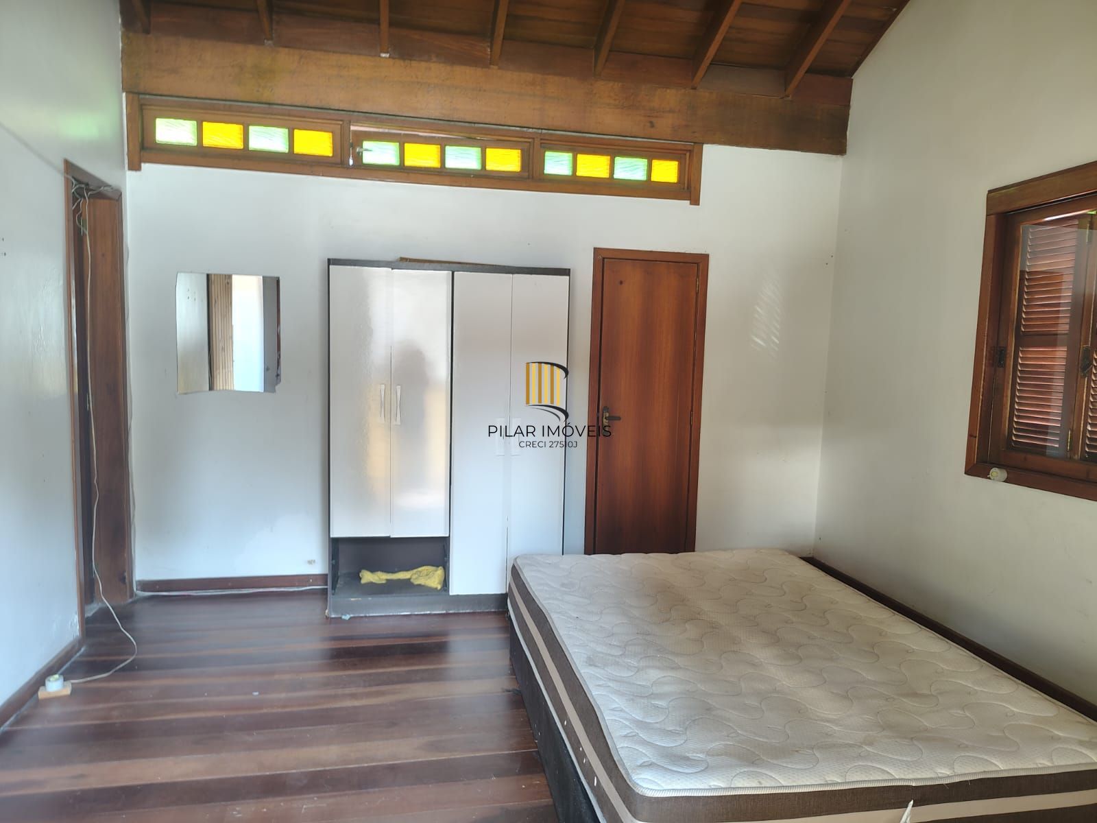 Casa de 4 dormitórios, 1 suíte e 4 vagas de garagem no bairro Cavalhada.