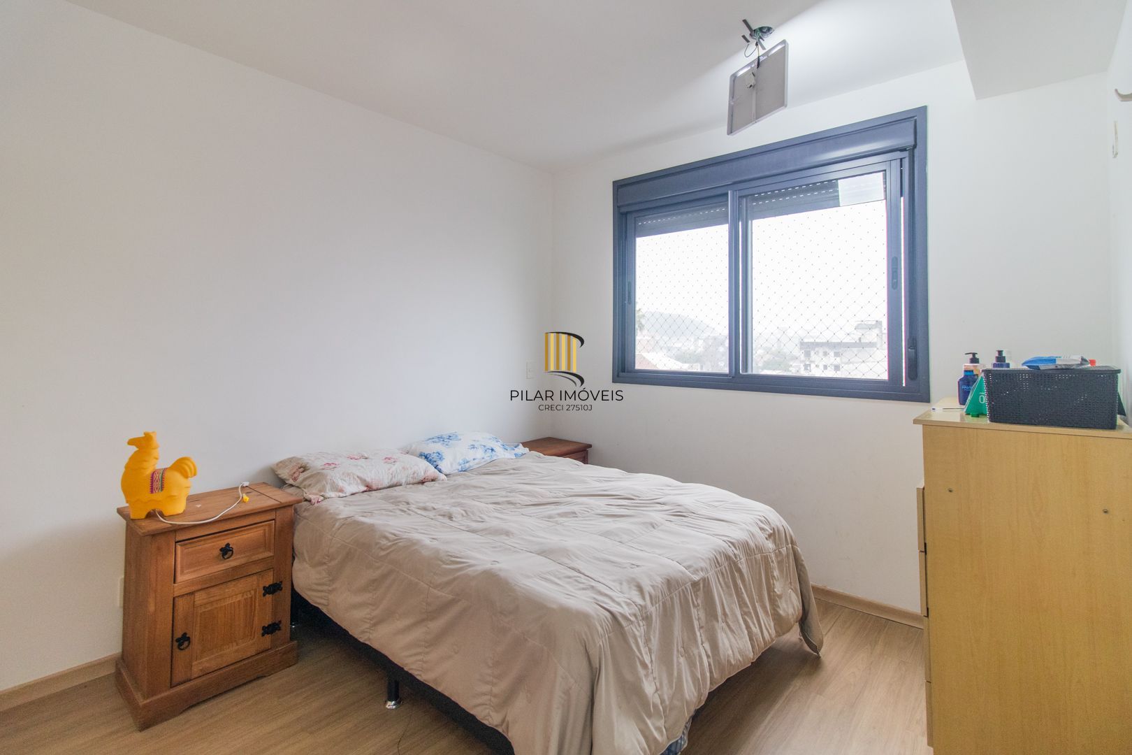 APARTAMENTO SEMIMOBILIADO 2 DORMITÓRIOS SENDO 1 SUÍTE E 1 VAGA ESCRITURADA