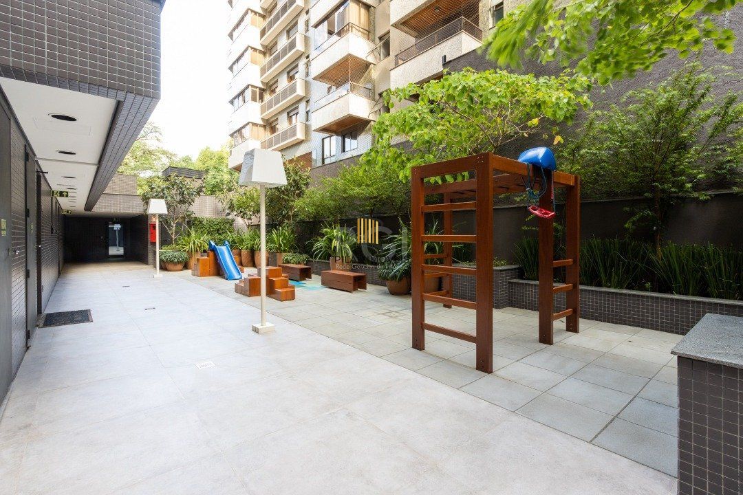 Apartamento mobiliado, com cerca de 256,42m² privativos e com 3 suítes,