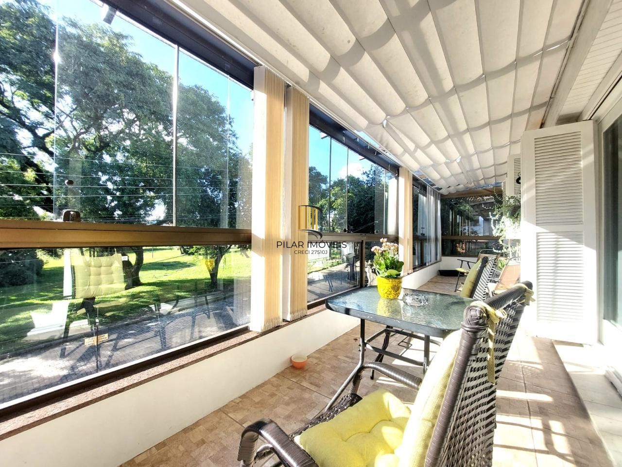 Linda casa totalmente reformada, 3 quartos (1 suite), 2 vagas cobertas - Bairro Nonoai