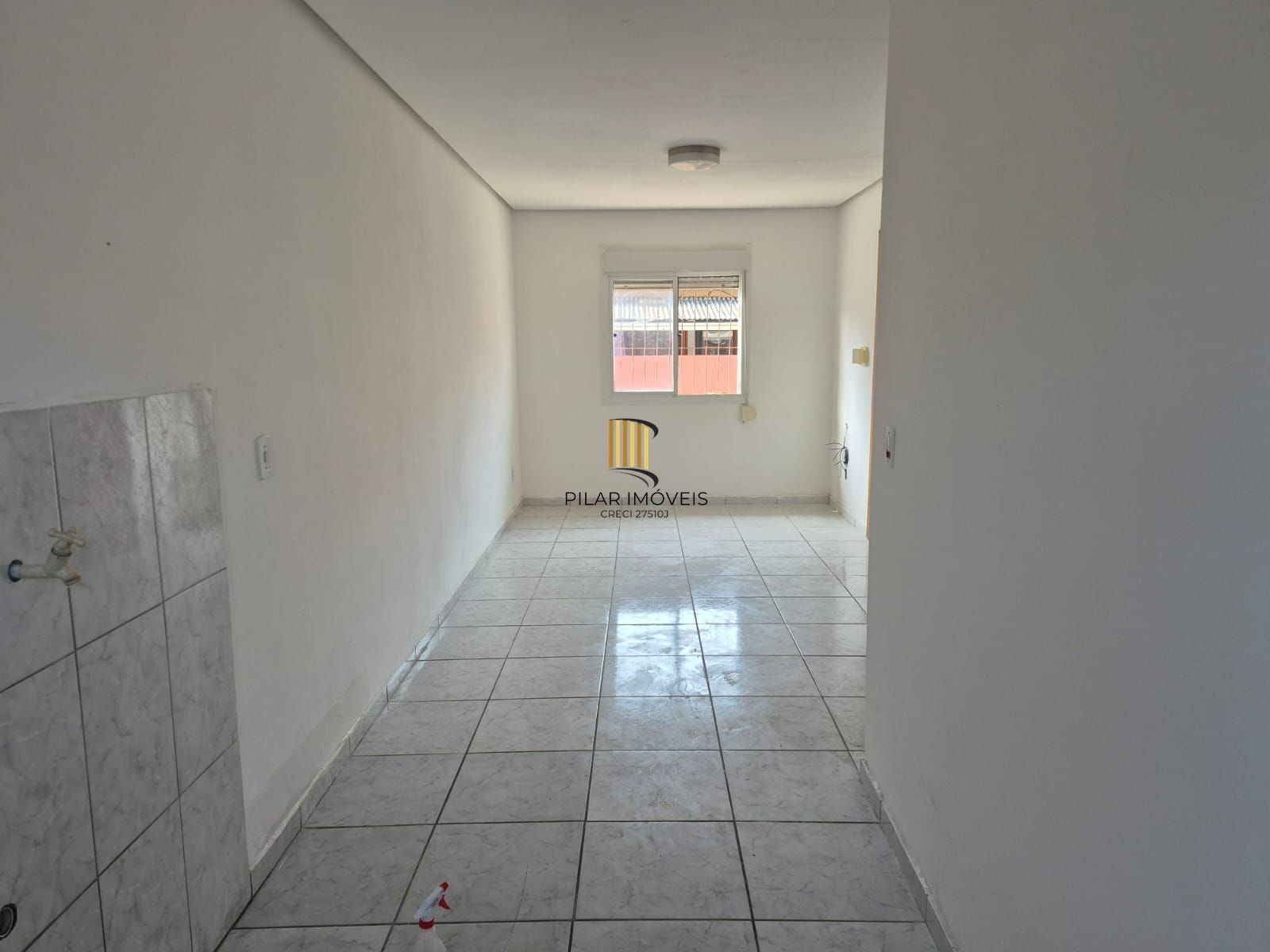 Casa de condomínio, 2 dormitórios, 1 banheiro e 1 vaga de garagem.
