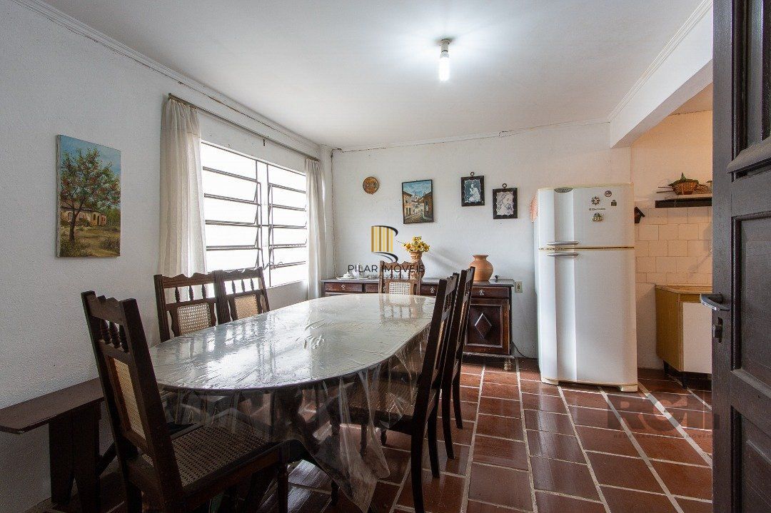 Casa térrea, 2 quartos, 2 vagas, edicula com 1 quarto e um banheiro - Bairro Tristeza