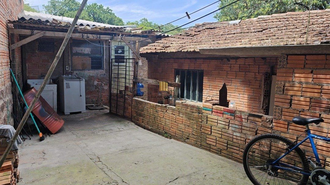  terreno irregular com frente de 1.50m e por 21.50 