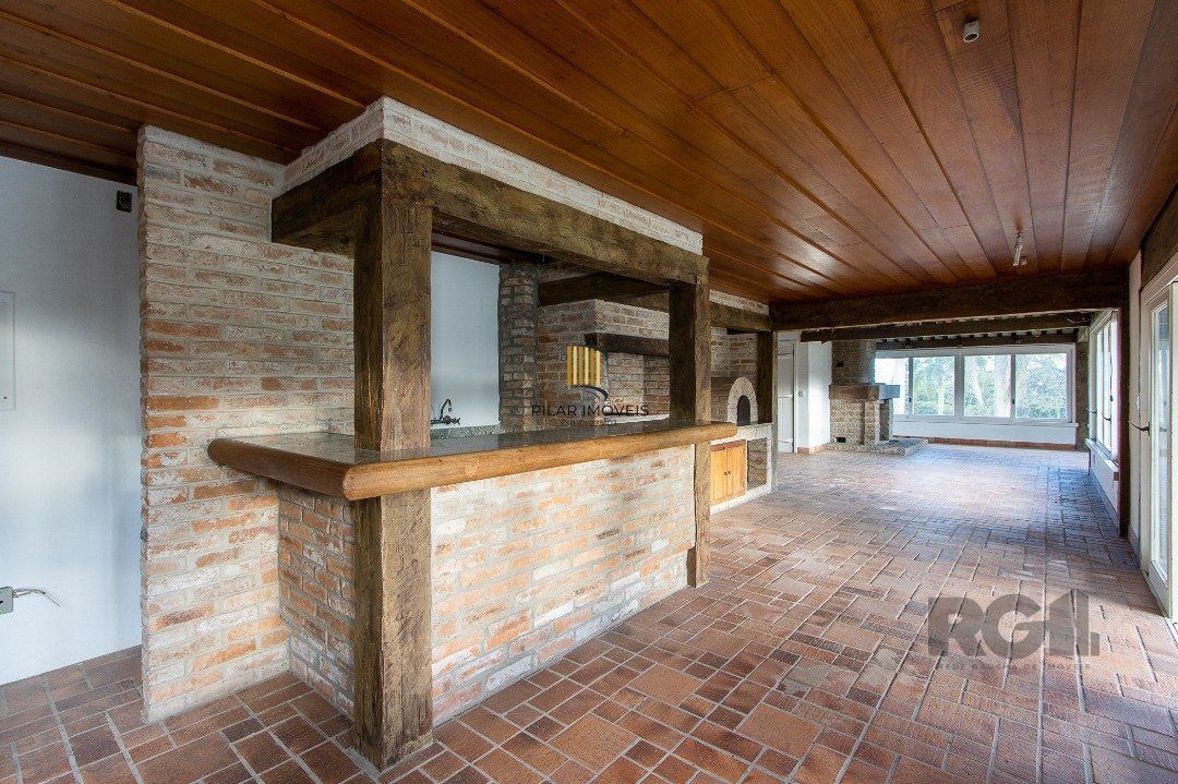 Casa Condomínio a Venda - 880m², 5 dormitórios, sendo 2 suítes, a master com lareira, 4 vagas - Cavalhada