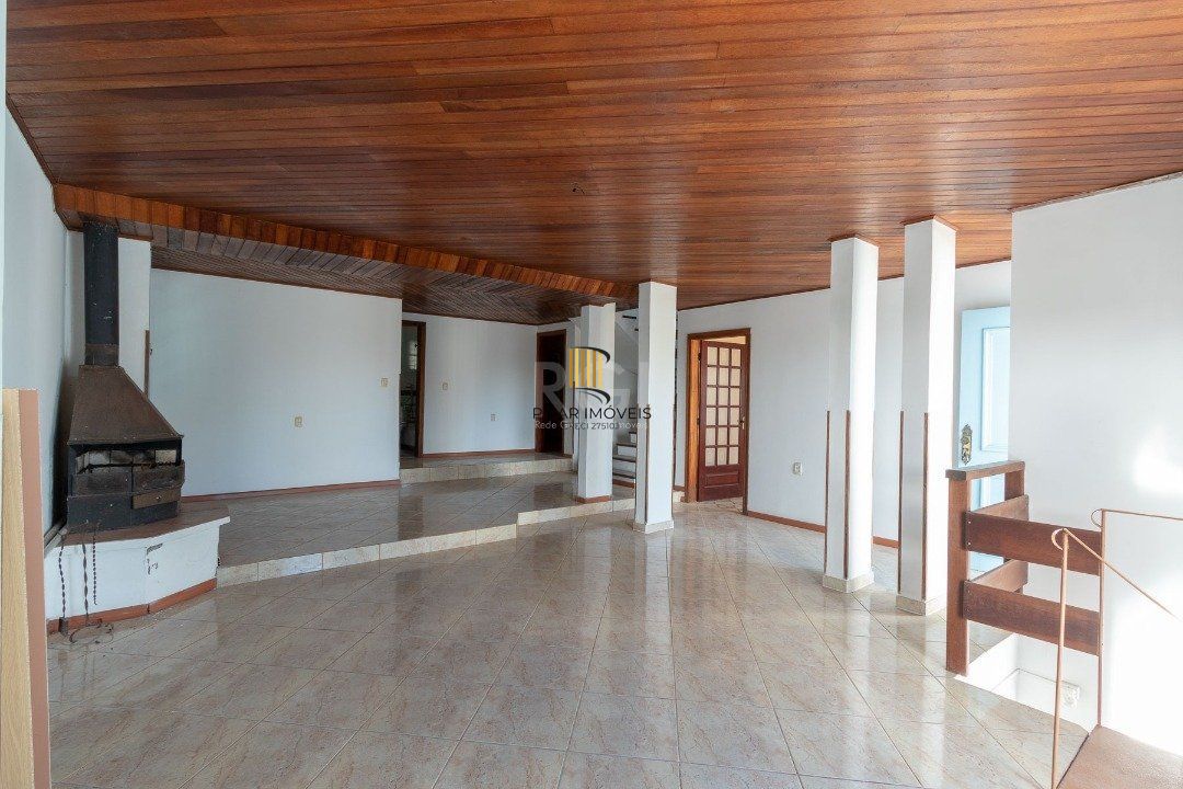 Casa com piscina em localização nobre no bairro Tristeza com vista para Rio Guaíba.