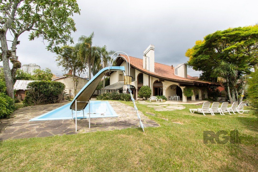 Casa para Venda - 645m², 4 dormitórios, sendo 4 suites, 11 vagas - Tristeza