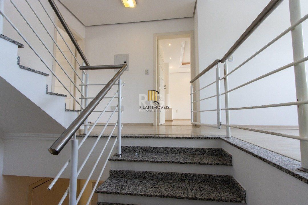Uma suíte, estar íntimo, living 2 ambientes, lareira, lavabo, cozinha mobiliada,
