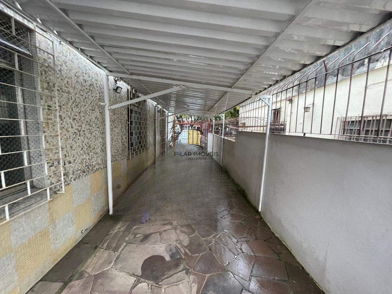Terreno amplo com 690m², com duas casas construídas para moradia ou investyirdores!!